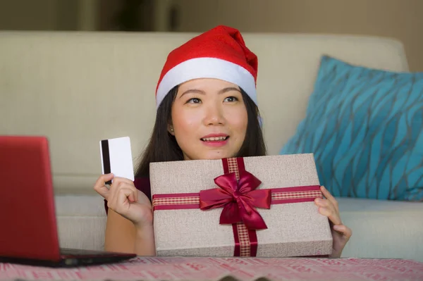 Giovane Bella Felice Donna Asiatica Cinese Santa Hat Possesso Carta — Foto Stock