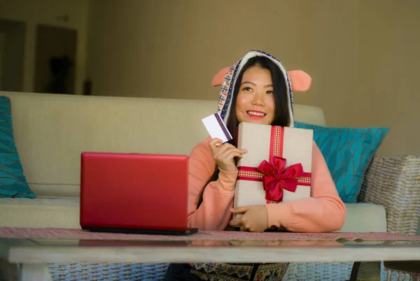 Ung Vacker Och Glad Asiatisk Kinesisk Kvinna Vinter Hoodie Holding — Stockfoto