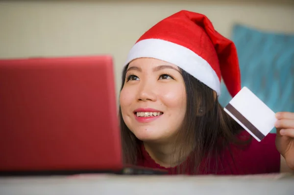 Молодая Красивая Счастливая Азиатская Кореянка Рождество Шляпа Санта Клауса Держит — стоковое фото