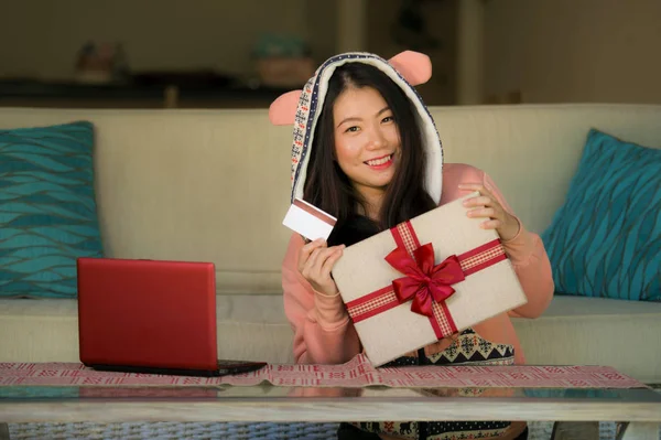 Mooie Jong Gelukkig Aziatische Koreaanse Vrouw Winter Hoodie Holding Creditcard — Stockfoto
