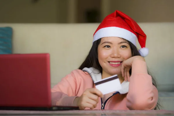 Νεαρή Όμορφη Και Ευτυχισμένη Ασίας Κορέας Γυναίκα Φοράει Καπέλο Santa — Φωτογραφία Αρχείου