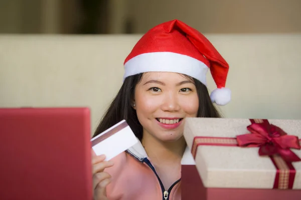 Νεαρή Όμορφη Και Ευτυχισμένη Ασίας Κορέας Γυναίκα Φοράει Καπέλο Santa — Φωτογραφία Αρχείου