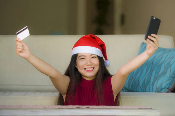 Genç Mutlu Güzel Asyalı Çinli Kadın Noel Kanepe Internet Kavramı — Stok fotoğraf