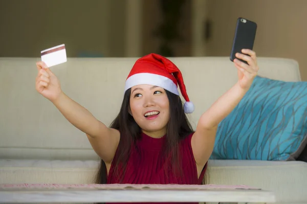 Giovane Donna Cinese Felice Bella Asiatica Cappello Babbo Natale Con — Foto Stock