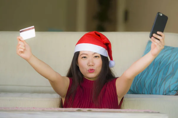 Giovane Donna Cinese Felice Bella Asiatica Cappello Babbo Natale Con — Foto Stock