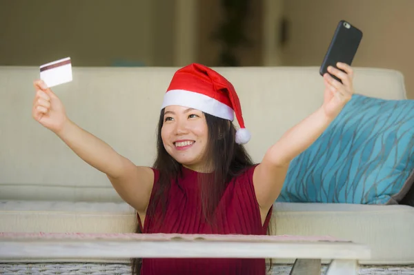 Genç Mutlu Güzel Asyalı Koreli Kadın Noel Kanepe Internet Kavramı — Stok fotoğraf