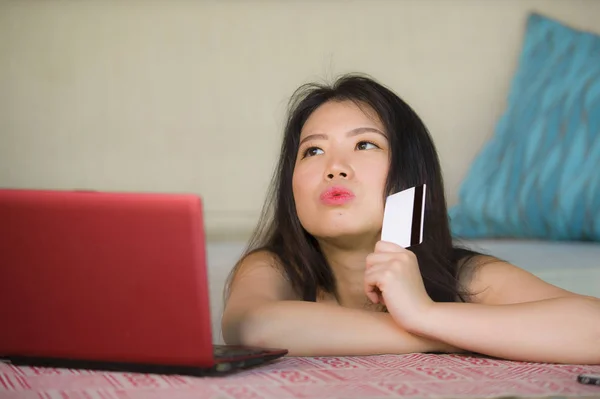 Livsstil Porträtt Unga Vackra Och Glada Asiatisk Kinesisk Kvinna Håller — Stockfoto