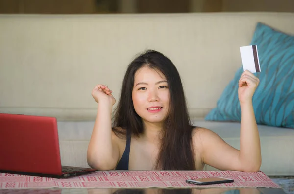 Internet Commerce Kavramında Genç Güzel Yaşam Tarzı Portresi Kredi Kartı — Stok fotoğraf