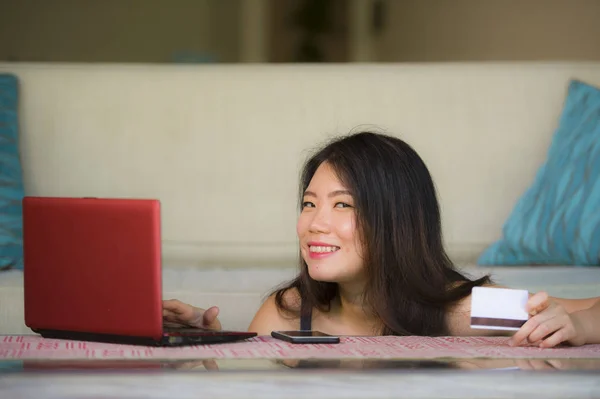 Livsstil Porträtt Unga Vackra Och Glada Asiatisk Kinesisk Kvinna Håller — Stockfoto