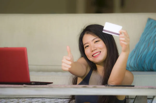 Livsstil Porträtt Ung Vacker Och Lycklig Asiatiska Koreanska Kvinna Håller — Stockfoto