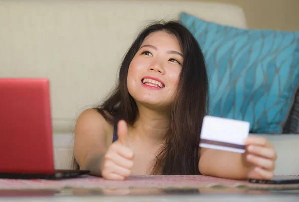 Livsstil Porträtt Ung Vacker Och Lycklig Asiatiska Koreanska Kvinna Håller — Stockfoto