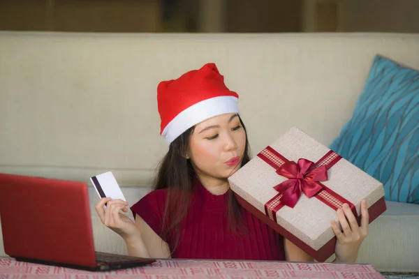 Young Beautiful Happy Asian Chinese Woman Santa Hat Holding Credit — Stock Photo, Image