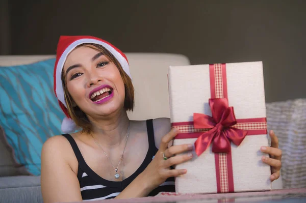 Joven Hermosa Feliz Mujer Santa Sombrero Celebración Regalo Navidad Caja — Foto de Stock