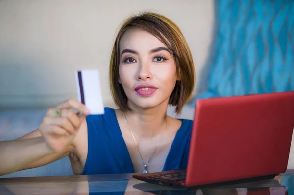 Oturma Odası Kredi Kartı Bankacılık Online Alışveriş Gülümseyen Için Dizüstü — Stok fotoğraf