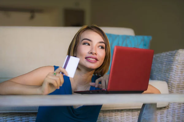 Ung Vacker Och Glad Kvinna Hem Vardagsrum Holding Kreditkort Med — Stockfoto