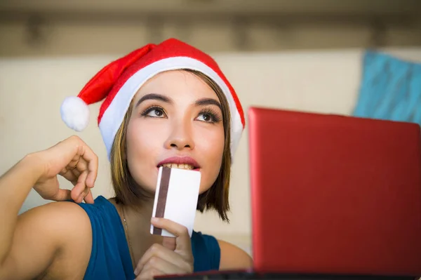 Giovane Ragazza Felice Bella Rilassato Casa Divano Babbo Natale Cappello — Foto Stock