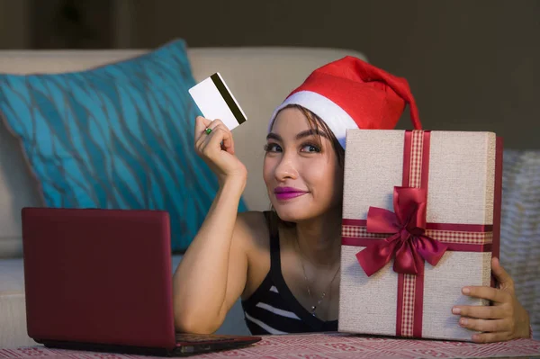 Mutlu Güzel Bir Genç Kadın Evde Santa Şapka Noel Hediyesi — Stok fotoğraf