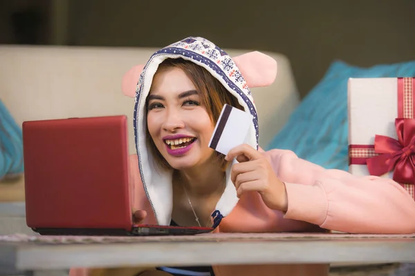 Gelukkig Mooi Jongedame Winter Hoodie Kopen Internet Betalen Met Creditcard — Stockfoto