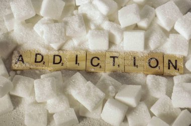 Kesme şeker ve bağımlılığı Word'de blok üzerinde kalori fazlalığı ve tatlı sağlıksız yiyecek kötüye sağlık sorunu ve şişmanlık neden tavsiye olarak harfler yığını ile kavramsal natürmort 