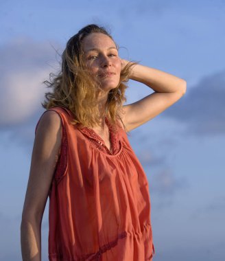 şık giyen kumsalda denizde tatil seyahat ve güzellik moda kavramı içinde taze ve ücretsiz gülümseyen neşeli duygu elbise gibi poz genç mutlu güzel ve çekici sarışın kadın