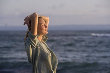 şık giyen kumsalda denizde tatil seyahat ve güzellik moda kavramı içinde taze ve ücretsiz gülümseyen neşeli duygu elbise gibi poz genç mutlu güzel ve çekici sarışın kadın