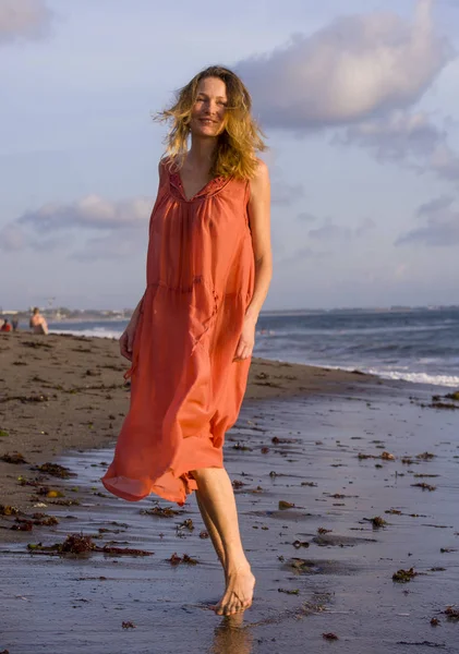 Joven Feliz Hermosa Glamorosa Mujer Rubia Posando Como Playa Con — Foto de Stock