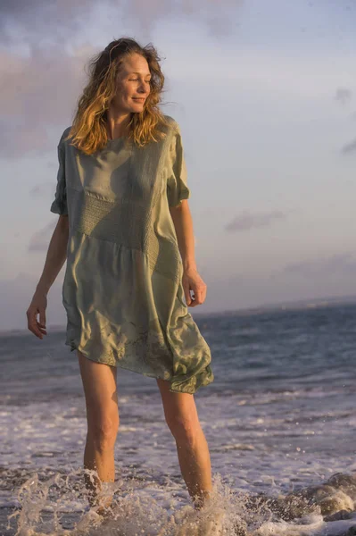 드레스 즐거운 느낌과 아름다움 개념에 평온한 해변에서 — 스톡 사진
