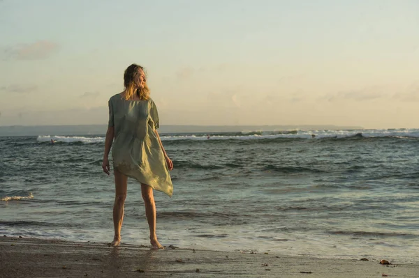 Junge Glückliche Und Schöne Blonde Frau Die Spaß Strand Schickem — Stockfoto