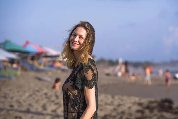 Jovem Feliz Bela Glamourosa Mulher Loira Posando Praia Vestindo Vestido — Fotografia de Stock