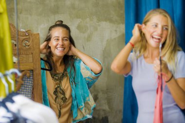 Genç güzel yaşam tarzı doğal portresi ve mutlu kız Giysi serin vintage güzellik moda mağaza birlikte satış ve fırsat kavramında zevk neşeli alışveriş üzerinde çalışıyor