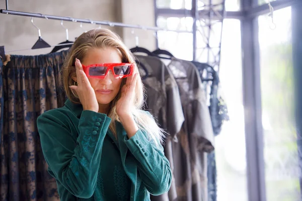 Young Beautiful Happy Blond Woman Enjoying Shopping Trying Out Clothes — Stock Photo, Image
