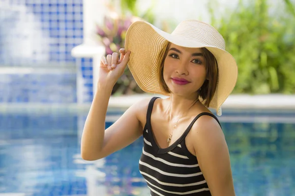 Estilo Vida Retrato Joven Mujer Feliz Hermosa Turista Sombrero Verano — Foto de Stock