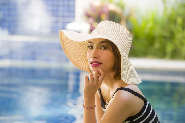 Estilo Vida Retrato Joven Mujer Feliz Hermosa Turista Sombrero Verano — Foto de Stock