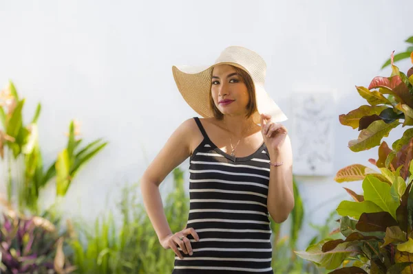 Retrato Estilo Vida Jovem Mulher Feliz Bonita Chapéu Verão Posando — Fotografia de Stock