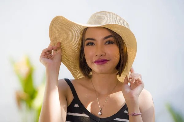 Estilo Vida Retrato Joven Mujer Feliz Hermosa Sombrero Verano Posando — Foto de Stock