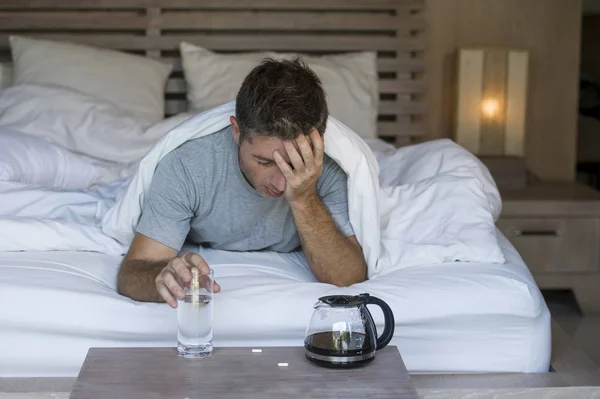 Estilo Vida Casa Retrato Hombre Joven Agotado Perdido Despertando Sufriendo —  Fotos de Stock