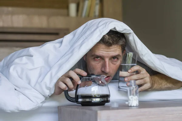 Estilo Vida Casa Retrato Hombre Joven Agotado Perdido Despertando Sufriendo —  Fotos de Stock