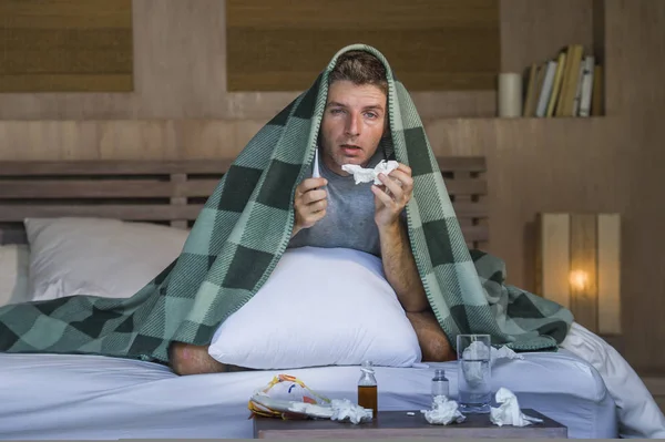 Joven Enfermo Desperdiciado Agotado Hombre Casa Cama Acostado Sensación Malestar —  Fotos de Stock