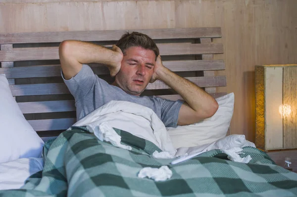 Muda Sakit Terbuang Dan Kelelahan Manusia Rumah Tidur Berbaring Merasa — Stok Foto