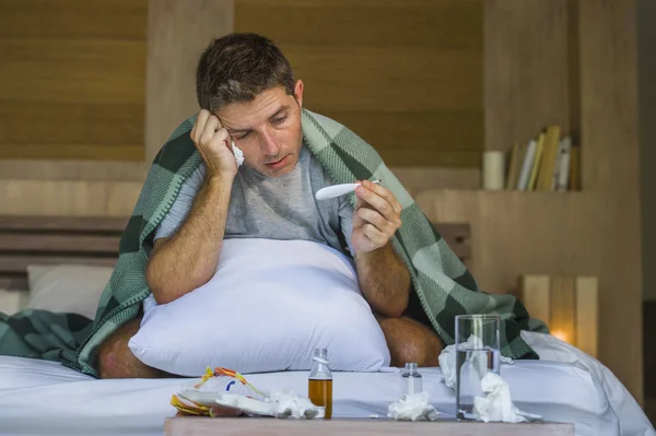 Jeune Malade Gaspillé Épuisé Homme Maison Lit Couché Sentant Mal — Photo