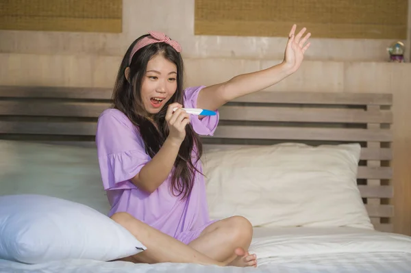 Jonge Blij Opgewonden Zwangere Aziatische Koreaanse Vrouw Thuis Voorspeller Houden — Stockfoto