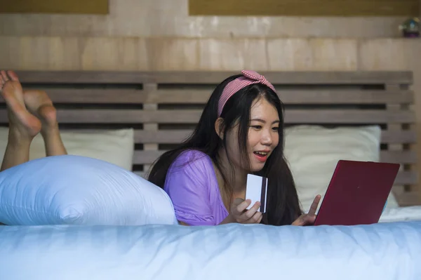 Молодая Красивая Счастливая Азиатская Китаянка Используя Кредитные Карты Интернет Банкинг — стоковое фото