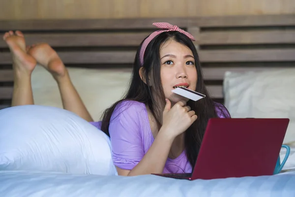 Молодая Красивая Счастливая Азиатская Китаянка Используя Кредитные Карты Интернет Банкинг — стоковое фото
