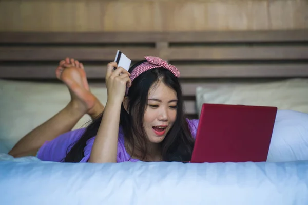 Młody Piękny Szczęśliwy Asian Koreański Kobieta Przy Użyciu Karty Kredytowej — Zdjęcie stockowe