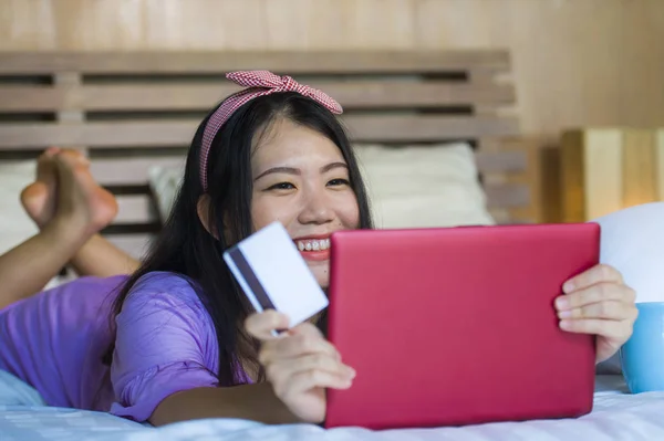 Kredi Kartı Internet Bankacılığı Kullanan Genç Güzel Mutlu Asyalı Koreli — Stok fotoğraf