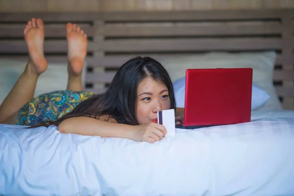 Молодая Красивая Счастливая Азиатская Американка Используя Кредитные Карты Интернет Банкинг — стоковое фото