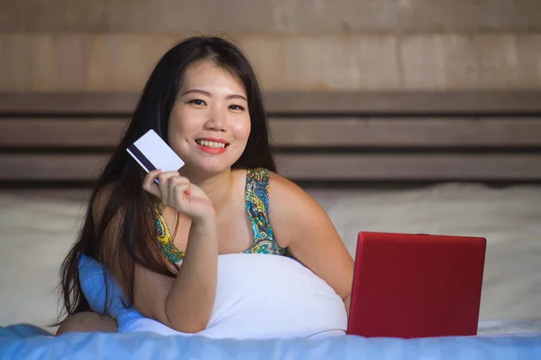 Unga Vackra Och Glada Asiatiska Japansk Kvinna Använder Kreditkort Internetbank — Stockfoto