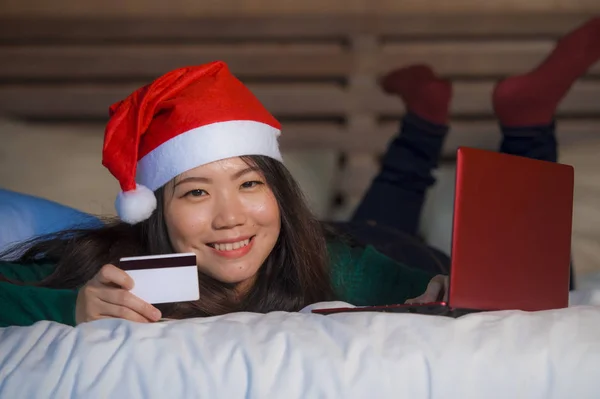 Όμορφες Και Χαρούμενες Ασίας Κορεατική Κοπέλα Στο Καπέλο Santa Χριστούγεννα — Φωτογραφία Αρχείου