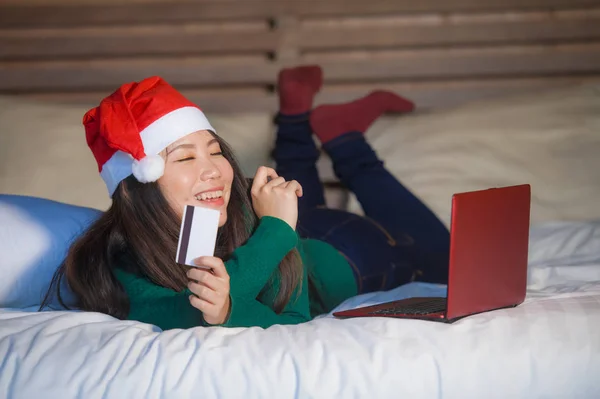 Glada Och Vackra Asiatiska Koreanska Flicka Santa Jul Hatt Med — Stockfoto