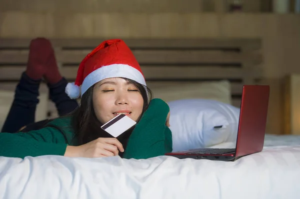 Όμορφες Και Χαρούμενες Ασίας Κορέας Γυναίκα Καπέλο Santa Χριστούγεννα Χρησιμοποιώντας — Φωτογραφία Αρχείου